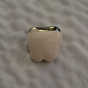 Lapel pin tooth